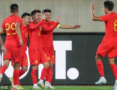 复仇！王秋明武磊破门对手肘击染红 国家足球队2-0越南